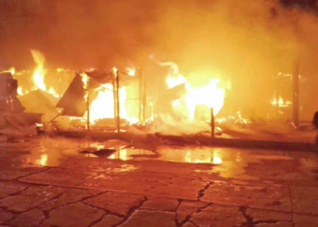 Incendio arrasa con tianguis de la Campestre